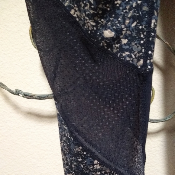 ATHLETA navy mosaic print mesh inset capri leggings, M - Picture 6 of 13